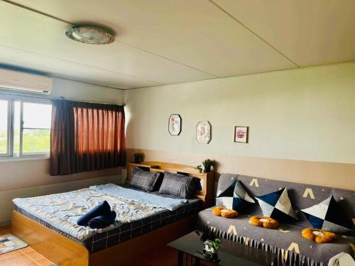 1 dormitorio con 1 cama grande y 1 sofá en For rent condo popular T8 fl8 en Thung Si Kan