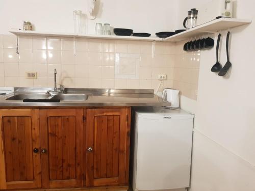 a small kitchen with a sink and a refrigerator at Las Piedras in San Martín de los Andes