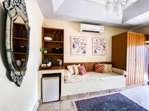 a living room with a couch and a mirror at Villa Khao Phaengma in Wang Nam Khieo