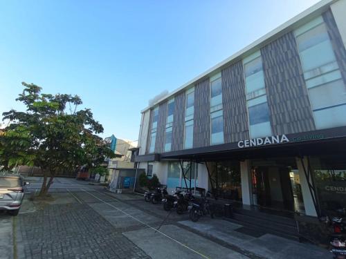 een groep motorfietsen geparkeerd buiten een gebouw bij Cendana CoLiving Solo Baru in Temulus