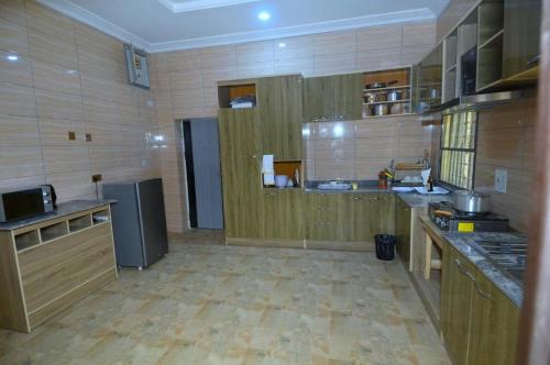 Кухня или мини-кухня в Delad Hotel and Suites
