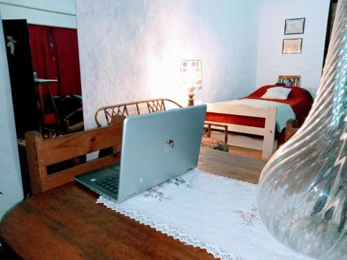 a laptop computer sitting on a table in a bedroom at Casargentina Apart Depto entero Baño privado 15min Ezeiza in Monte Grande