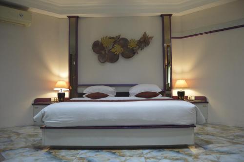 Una cama o camas en una habitación de Hotel New Puri Garden