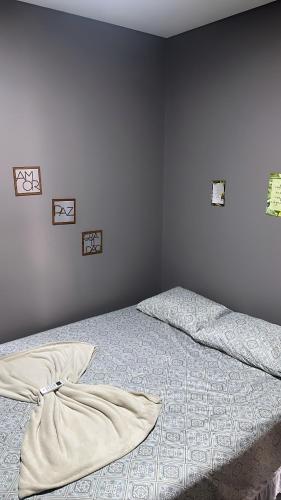 1 dormitorio con 2 camas con almohadas en Tangará da Serra en Tangara da Serra
