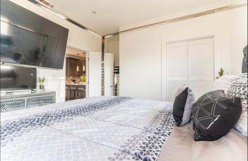 Gorgeous DTLA w/ View + Hot Tub! photo 22