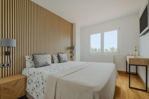 - une chambre blanche avec un grand lit et une fenêtre dans l'établissement casa matteo, à Finestrat
