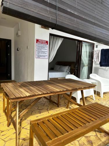 uma mesa de madeira e banco num quarto com uma cama em Angsamas Villa Seremban Kids Private Pool & Jacuzzi em Seremban