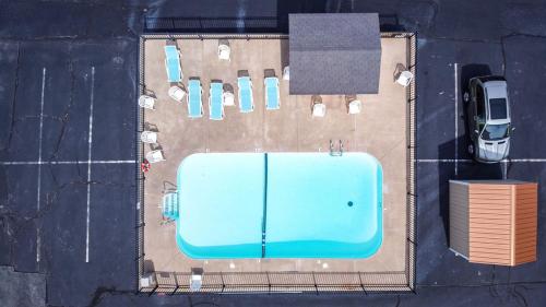 an aerial view of a pool with cars and a truck at Savannah House Hotel in Branson