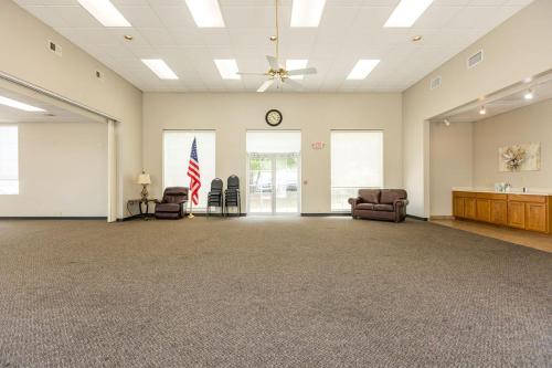 a large room with chairs and a clock on the ceiling at Savannah House Hotel in Branson