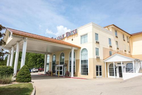 a hotel with a sign on the front of it at Savannah House Hotel in Branson