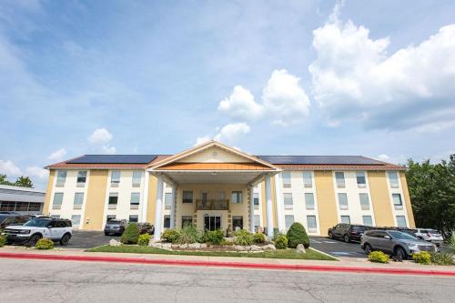 a large building with cars parked in a parking lot at Savannah House Hotel in Branson
