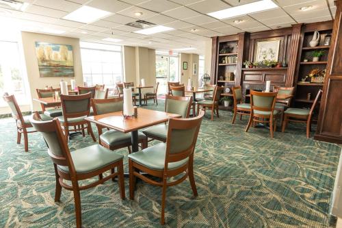 a restaurant with tables and chairs in a room at Savannah House Hotel in Branson