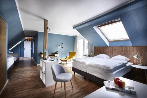1 dormitorio con 1 cama grande y pared azul en Hotel Liegeplatz 13 Kiel by Premiere Classe, en Kiel