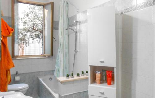 uma casa de banho com uma banheira, um WC e um chuveiro em 3 Bedroom Lovely Apartment In Tortoreto Lido em Tortoreto Lido