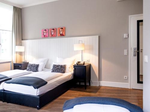 une chambre d'hôtel avec 2 lits et 2 lampes dans l'établissement Hotel Victoria, à Francfort-sur-le-Main