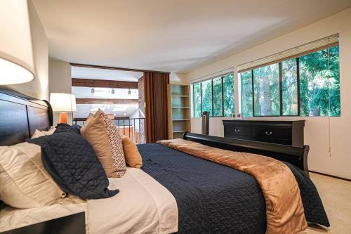 - une chambre avec un grand lit et une grande fenêtre dans l'établissement Serene & Spacious 5 min drive to DT Bellevue, à Bellevue
