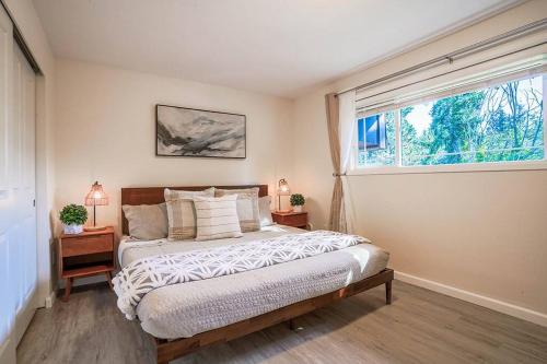 Un dormitorio con una cama grande y una ventana en Bellevue's townhome btw T-mobile & Microsoft HQ, en Bellevue