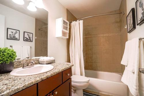 y baño con lavabo, aseo y ducha. en Bellevue's townhome btw T-mobile & Microsoft HQ, en Bellevue