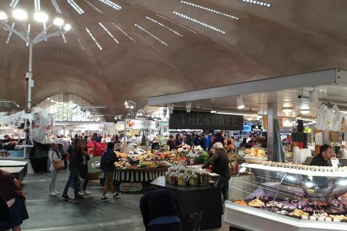 un groupe de personnes se promenant autour d'un marché agricole dans l'établissement Appartement à 1km des plages avec 2 vélos élec, à Royan