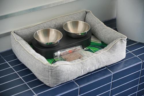 a kitchen with two bowls on top of a counter at GO Hotel Si Racha at Central Si Racha in Si Racha