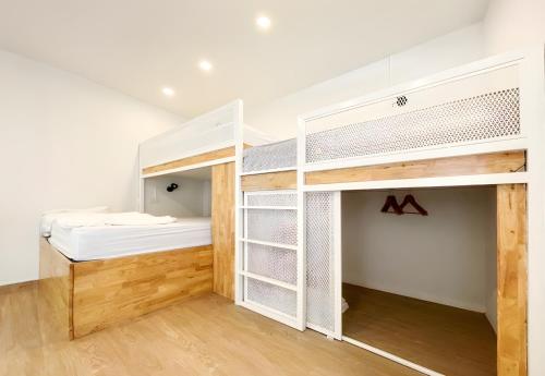 2 Etagenbetten in einem Zimmer mit Holzböden in der Unterkunft Paknap Hostel in Nan