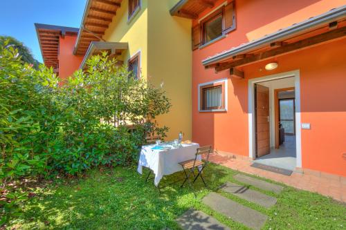 Cottage Del Lago - Happy Rentals في لافينو: طاولة في ساحة منزل