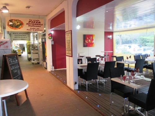 Restorāns vai citas vietas, kur ieturēt maltīti, naktsmītnē Vittoria Immobilier 8 -Vue Mer - Terrasse - chèques vacances acceptés