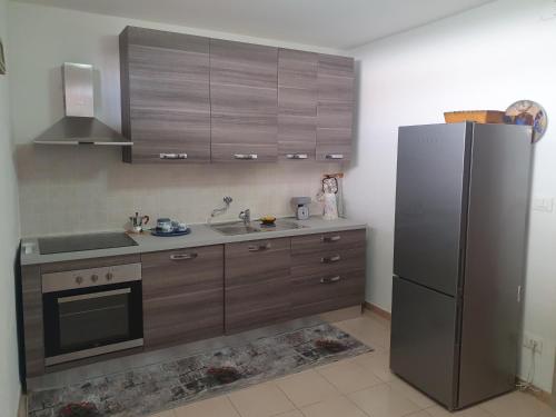 eine Küche mit Kühlschrank und Spüle in der Unterkunft casa vacanza Nonna Lina in Rosolini