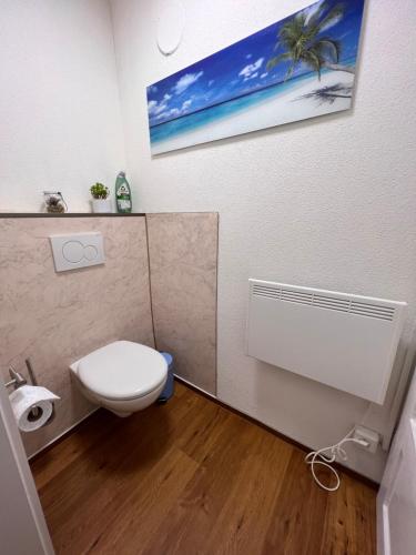 łazienka z toaletą i zdjęciem plaży w obiekcie Kleines Nest im Zentrum, eigener Eingang, Parkplatz, kostenloses Wlan w mieście Dornbirn