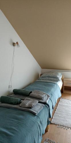 سرير أو أسرّة في غرفة في Szarvas Apartman