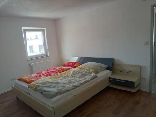 a small bedroom with a bed and a window at Ferienwohnung - Mitten in Lauf - 2 Zimmer, große Küche in Lauf an der Pegnitz