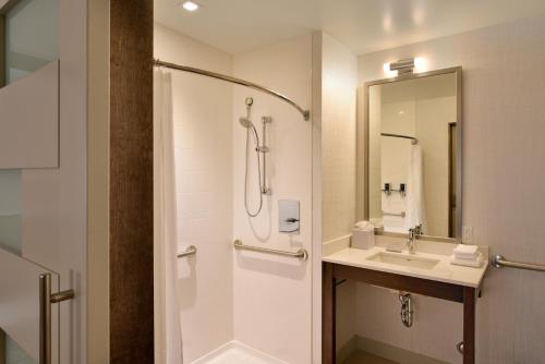 y baño con ducha y lavamanos. en Four Points by Sheraton Coral Gables en Miami