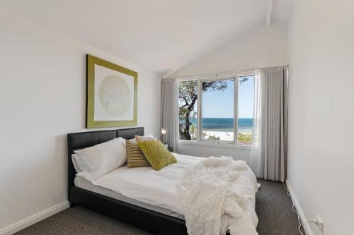 um quarto com uma cama e vista para o oceano em 13 47-48 Franklin Pde - Linen Included - Waterfront em Encounter Bay