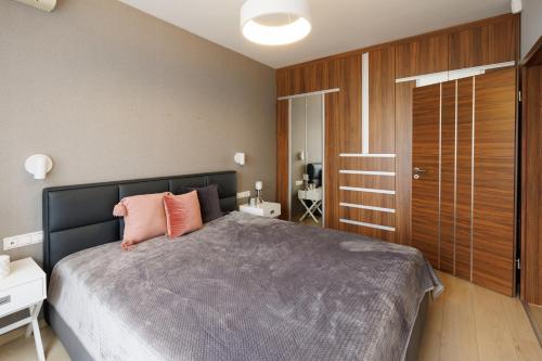 sypialnia z dużym łóżkiem z różowymi poduszkami w obiekcie Penthouse Deluxe Apartment - Free Parking, Roof Garden w Budapeszcie