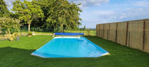 una piscina en un patio con una valla en Un séjour à la campagne en Courpignac