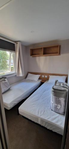 Postel nebo postele na pokoji v ubytování Mobilhome 6P Camping la Carabasse Vias