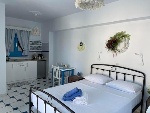 una camera con letto bianco e una cucina di GIAVASI SEASIDE FINIKI a Foiníkion
