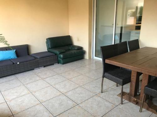 - un salon avec un canapé et une table dans l'établissement Appartement 100 m2 hyper centre Saint-Raphaël, à Saint-Raphaël
