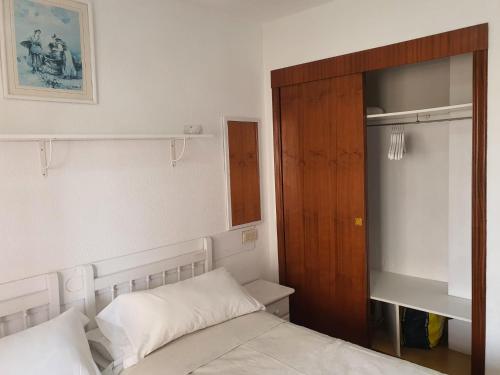 um quarto com 2 camas e uma porta de madeira em VINTAGE BENIDORM em Benidorm