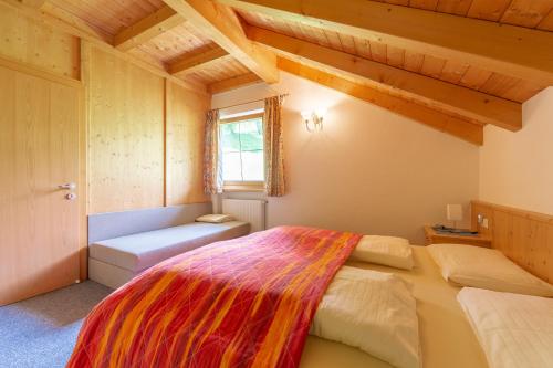 1 Schlafzimmer mit 2 Betten und einem Fenster in der Unterkunft Bad Bergfallerhof in Olang