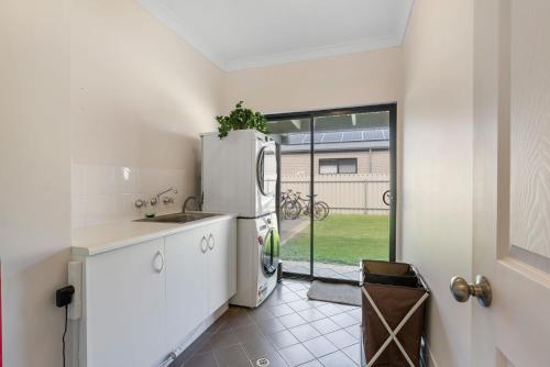 Dapur atau dapur kecil di 14 Excelsior Pde - BYO Linen - Pets Negotiable - Waterviews