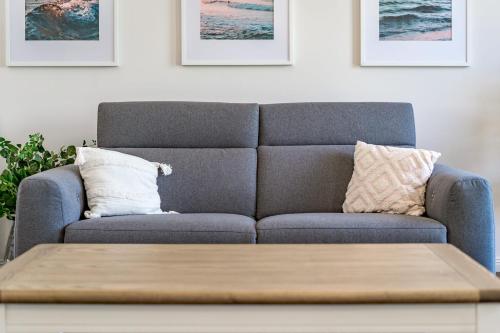 Ruang duduk di 14 Excelsior Pde - BYO Linen - Pets Negotiable - Waterviews