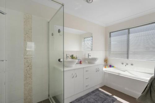 - Baño blanco con 2 lavabos y ducha en 14 Excelsior Pde - BYO Linen - Pets Negotiable - Waterviews, en Hindmarsh Island