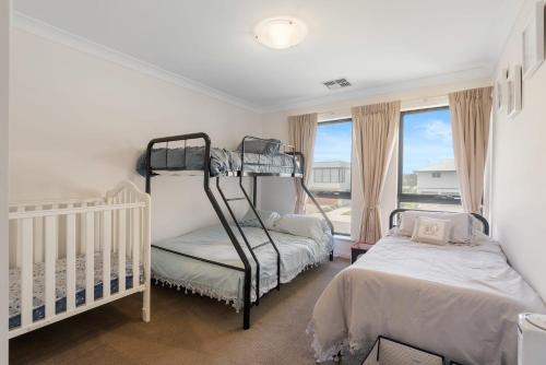 1 dormitorio con 2 literas y ventana en 14 Excelsior Pde - BYO Linen - Pets Negotiable - Waterviews, en Hindmarsh Island