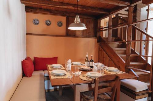 comedor con mesa y escalera en VILLA GEOLENA, en Agios Georgios Nilias