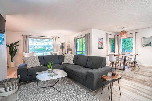 ポールズボにあるPoulsbo Scandinavian Retreat 2 blocks to DTのソファとテーブルのあるリビングルーム
