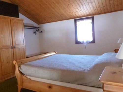 Ένα ή περισσότερα κρεβάτια σε δωμάτιο στο Maisonnette cosy à 20 m de la plage avec animaux admis, wifi et parking - FR-1-194-139