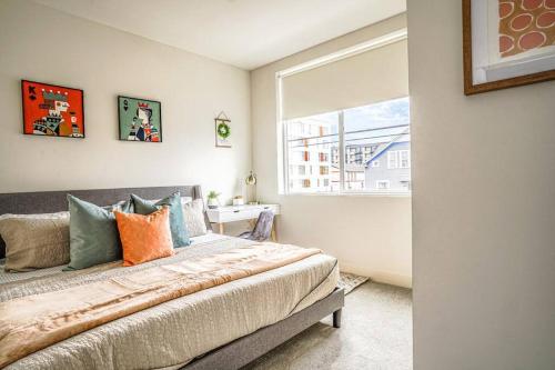 - une chambre avec un grand lit et une fenêtre dans l'établissement New contemporary home, roof top deck, king bed, à Seattle