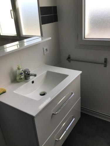 une salle de bain avec un lavabo blanc et une fenêtre dans l'établissement Villa Roz Veur, à Crozon