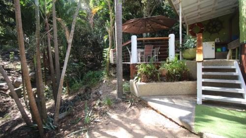 eine Veranda eines Hauses mit Sonnenschirm in der Unterkunft Alma Retreat in Arcadia